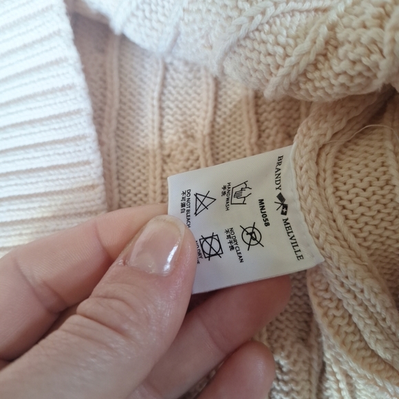 Brandy Melville Cropped Cable Knit Sweater size Small - Picture 5 of 12